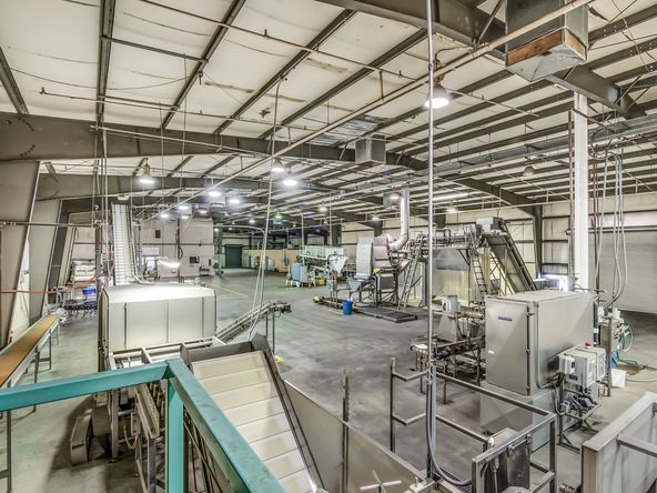 ±86,000 SF High Exposure Industrial Building on 2.42 Acres : 661 L St, Sanger, CA 93657